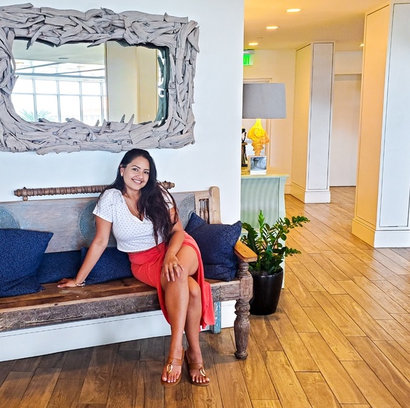 Meet your Posher, Jessica - Picture 2 of 2